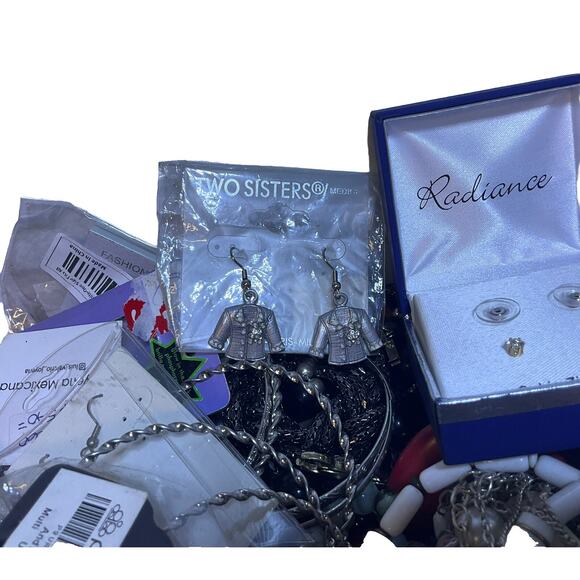 Vintage 10 pound jewelry mystery  lot most wearable pieces craft rhinestones - Picture 7 of 10